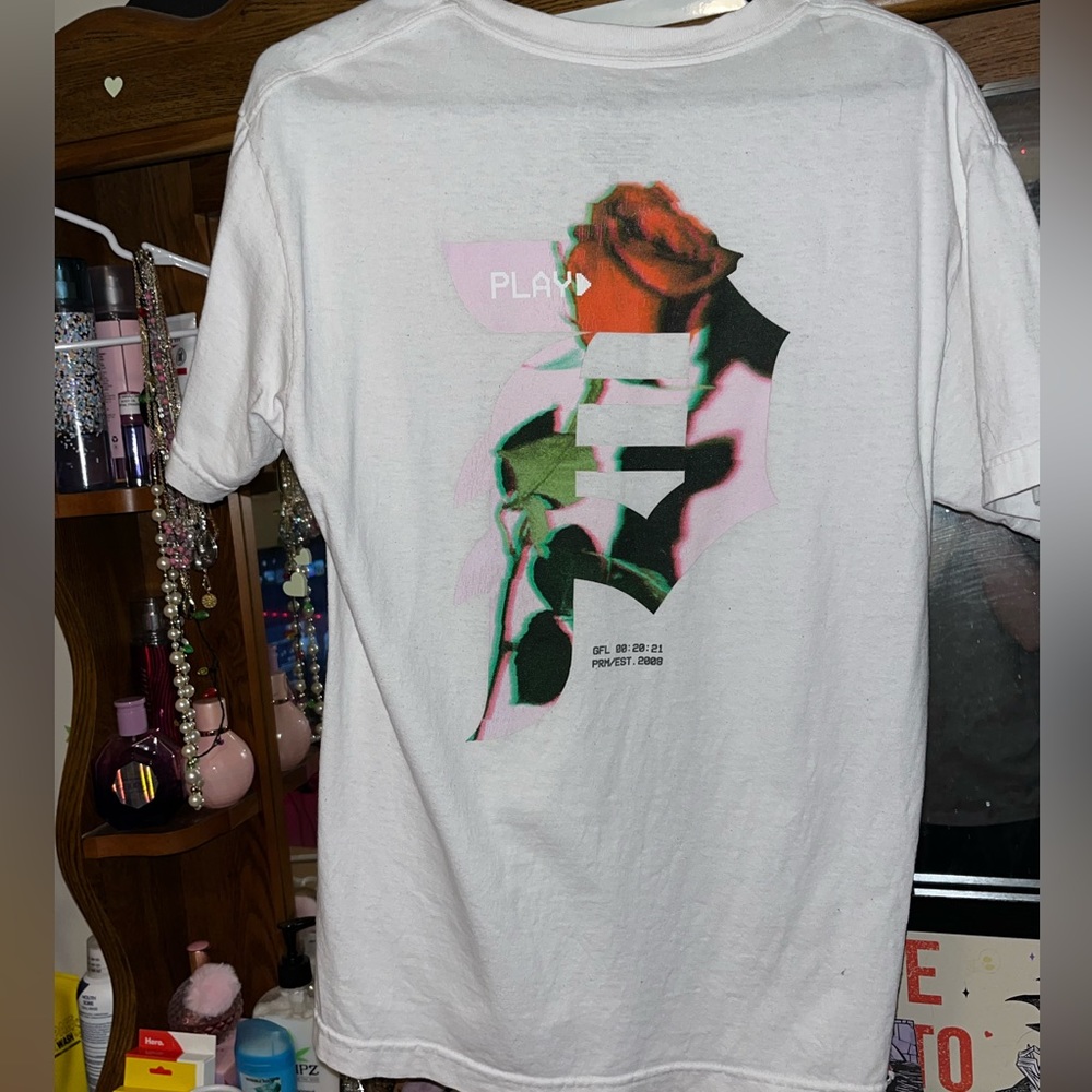 Primitive White Medium Rose Short Sleeve Shirt 💙